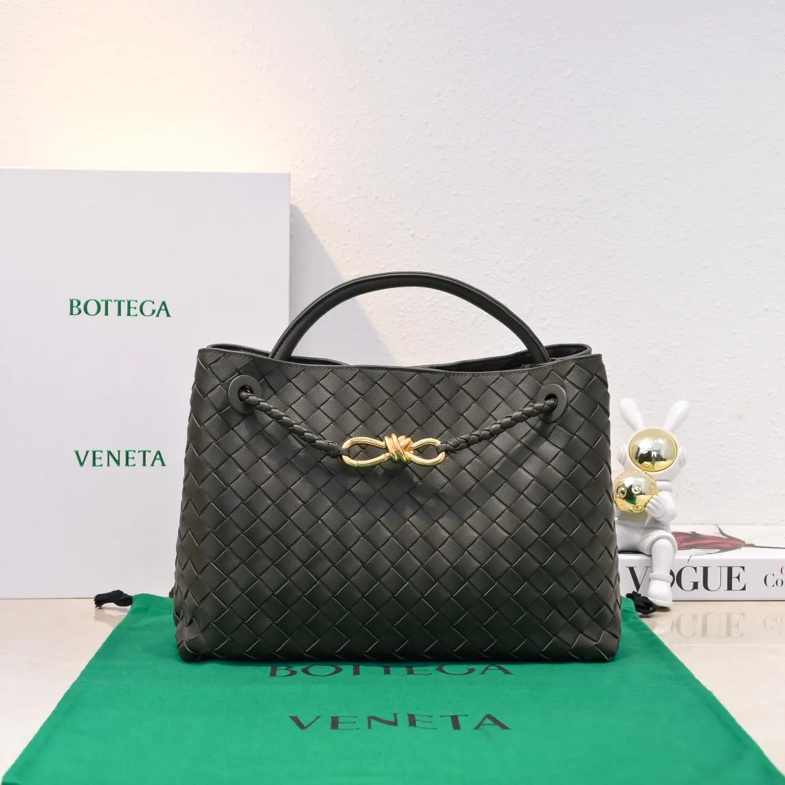 The 2023 new Andiamo batch of 2260 BV has been shipped‼ ️Really popular🔥The new Andiamo woven handbag launched by Bottega Veneta this season is really popular all over the world! ! Celebrities at home and abroad have worn it, and Oscar-winning actress Michelle Yeoh has taken it out on the street. Song Jia, Trai Yara, Yu Feihong, Sanji Ayaka, Rosie Hunting-Whiteley, Yoshioka Riho, etc. have all picked up this bag. It is classic and versatile, showing off its temperament, and the bag capacity is also large, which is very convenient for daily commuting! ! A variety of carrying methods, the shoulder straps can be adjusted by yourself, the original lambskin feels soft and delicate, and the unisex style breaks gender boundaries and brings a more practical and longer-lasting use experience. Andiamo, which has both elegant and casual styles, perfectly interprets the true appearance of "fashionable old money style". Style number: 8463 Size: 32*24*12
